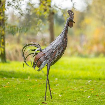 Metalen tuinbeeld van een kip, gemaakt door een Afrikaanse kunstenaar. 